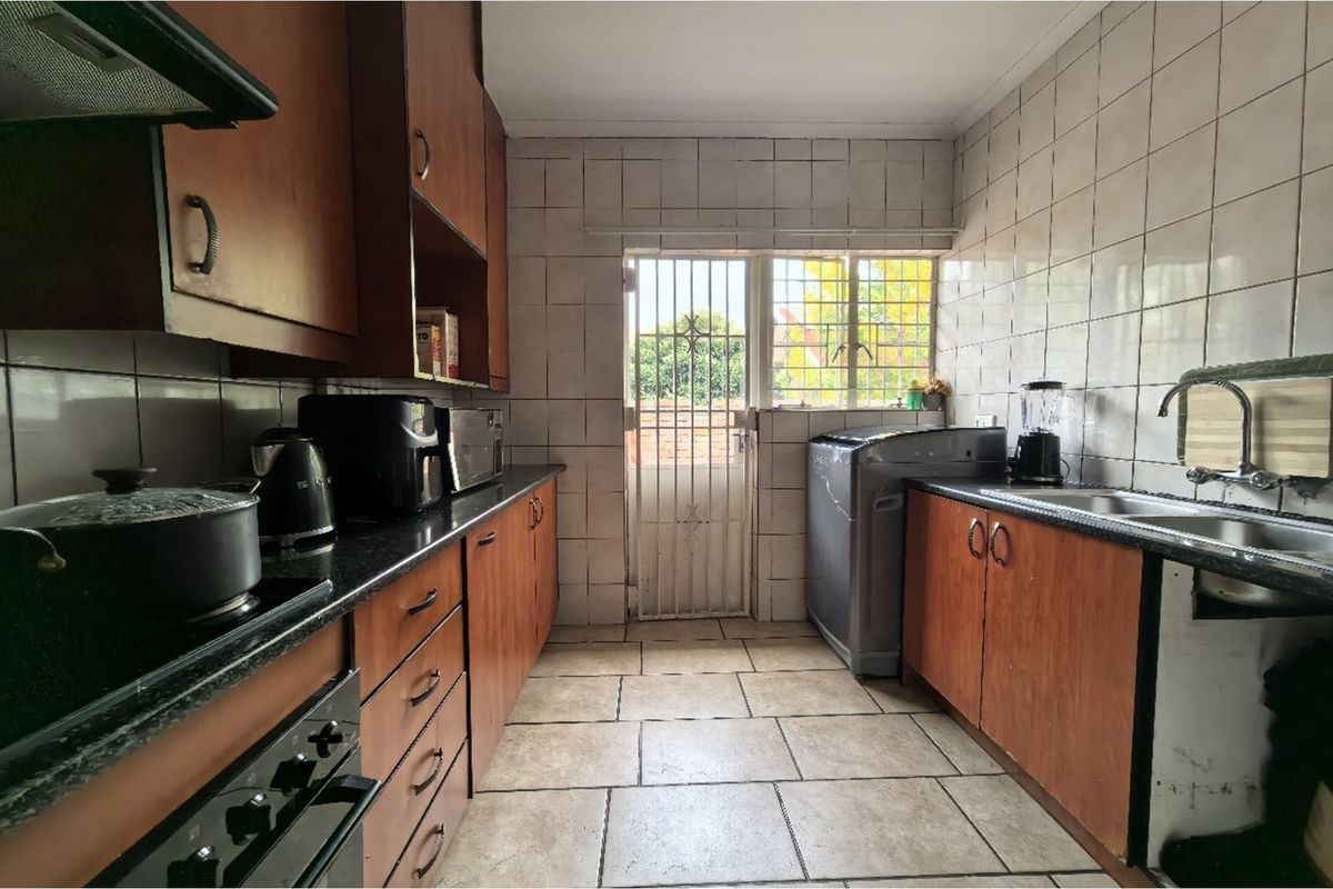 "3 Bed Townhouse in Van Riebeeck Park Awaits You!" - Photo 4