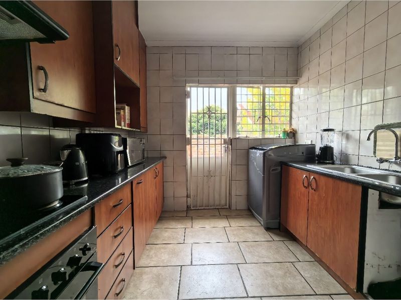 "3 Bed Townhouse in Van Riebeeck Park Awaits You!" - Photo 4