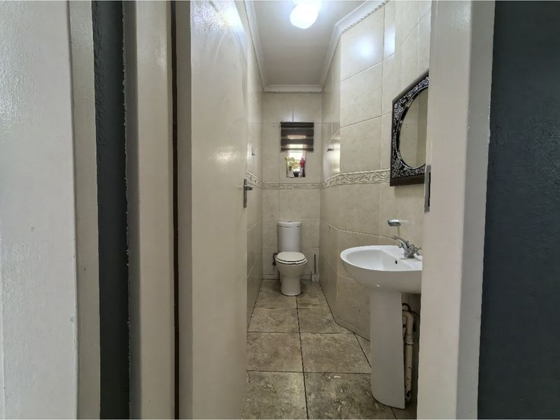 "3 Bed Townhouse in Van Riebeeck Park Awaits You!" - Photo 9