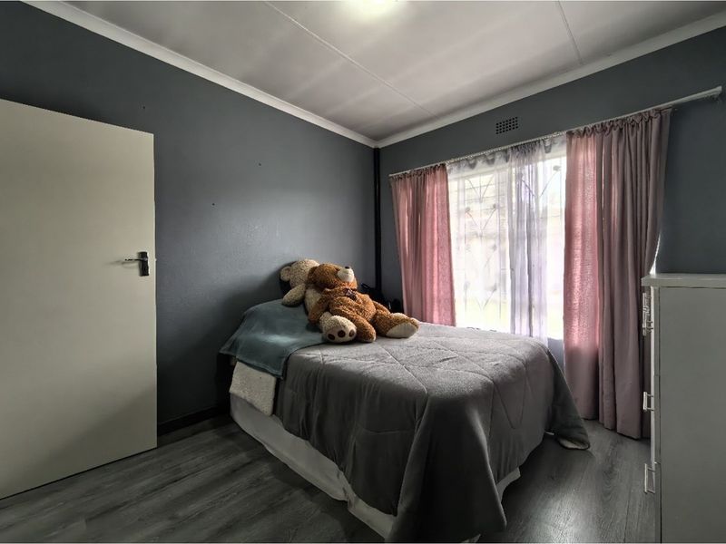 "3 Bed Townhouse in Van Riebeeck Park Awaits You!" - Photo 7