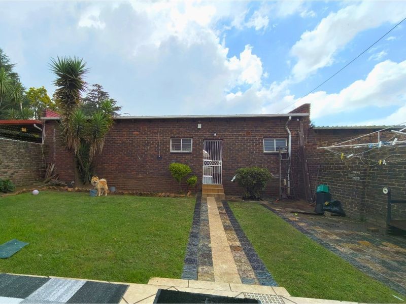 "3 Bed Townhouse in Van Riebeeck Park Awaits You!" - Photo 6
