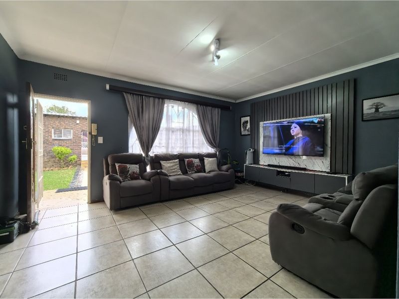 "3 Bed Townhouse in Van Riebeeck Park Awaits You!" - Photo 5