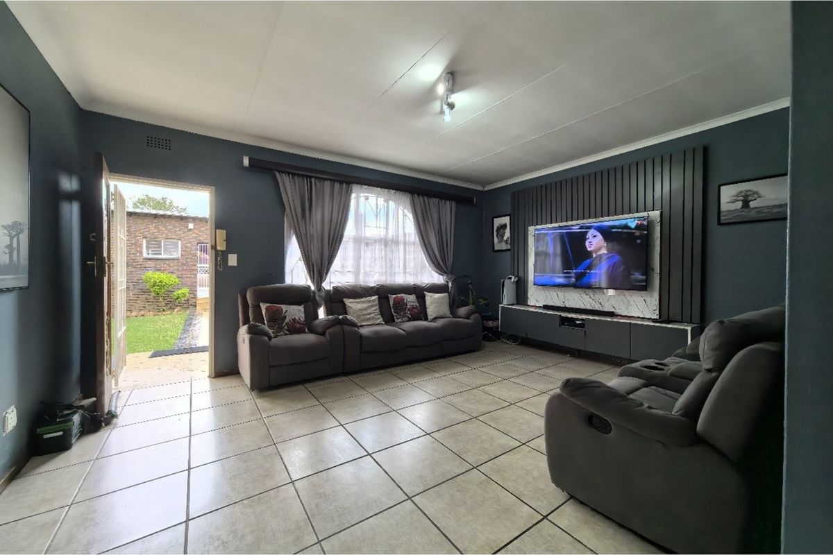"3 Bed Townhouse in Van Riebeeck Park Awaits You!" - Photo 5