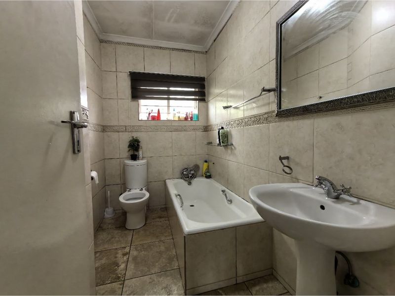 "3 Bed Townhouse in Van Riebeeck Park Awaits You!" - Photo 10