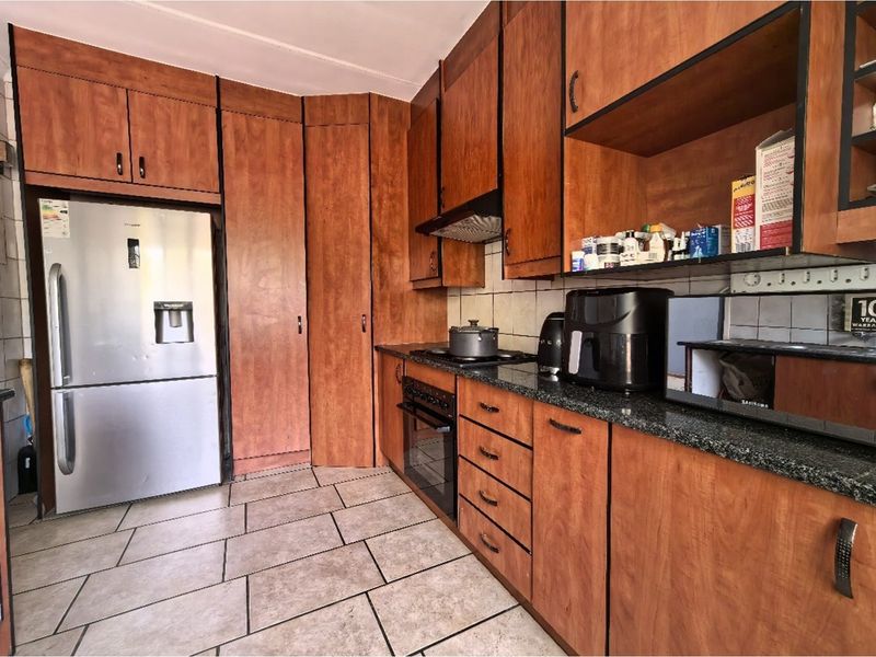 "3 Bed Townhouse in Van Riebeeck Park Awaits You!" - Photo 2