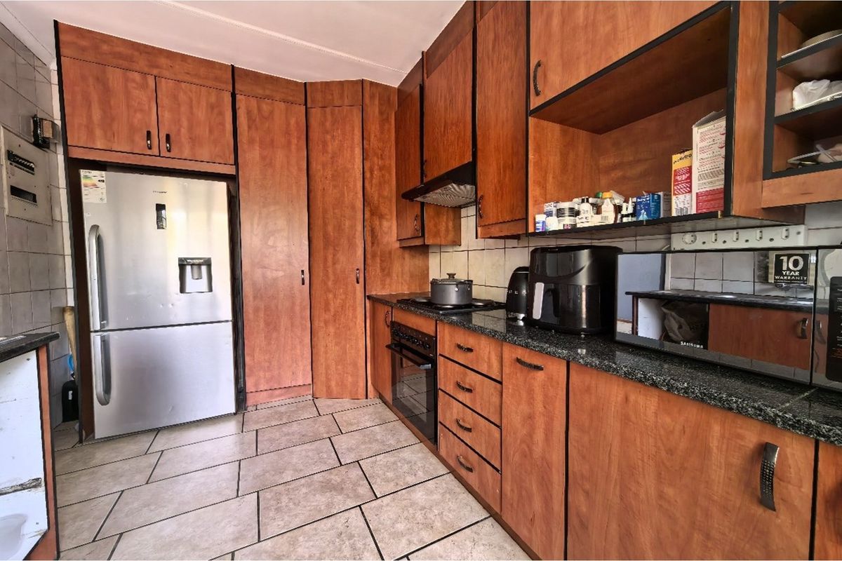 "3 Bed Townhouse in Van Riebeeck Park Awaits You!" - Photo 2