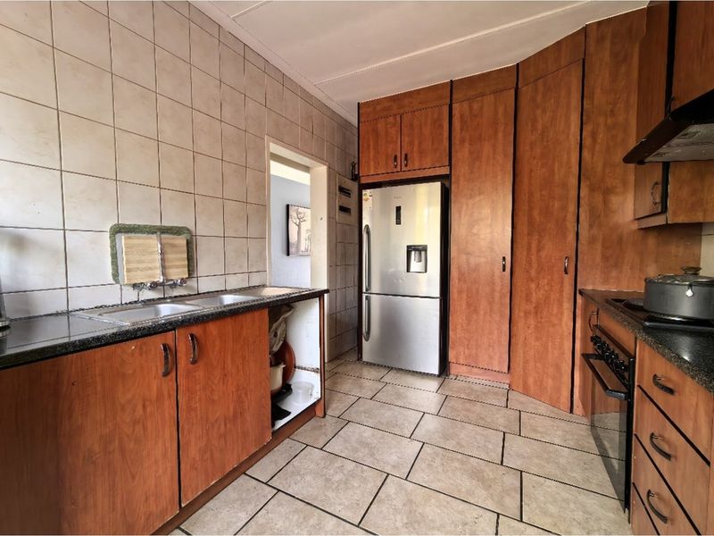 "3 Bed Townhouse in Van Riebeeck Park Awaits You!" - Photo 3