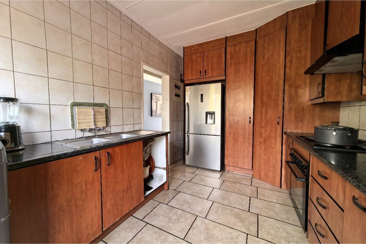 "3 Bed Townhouse in Van Riebeeck Park Awaits You!" - Photo 3