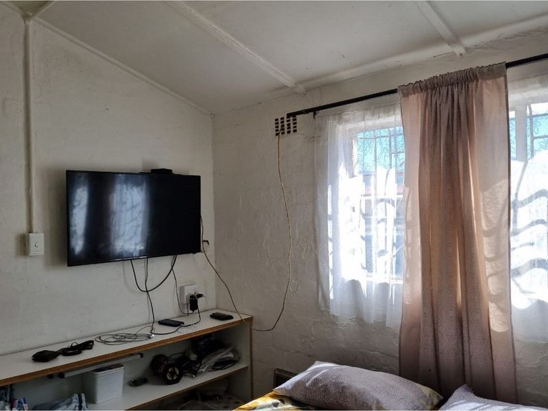 One-Bedroom House with Flatlet in Steenberg, Cape Town - Photo 8