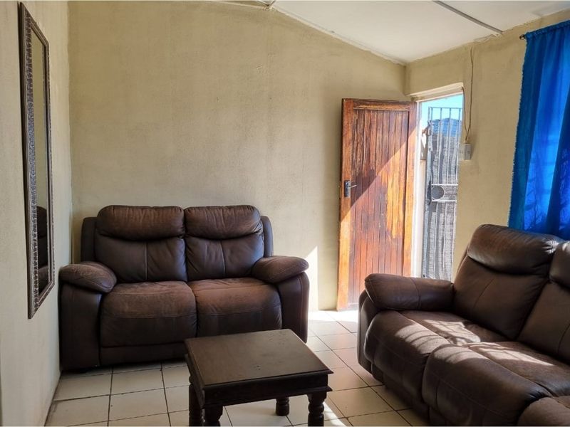 One-Bedroom House with Flatlet in Steenberg, Cape Town - Photo 4