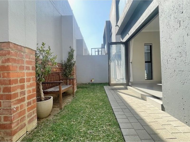 3 bed and 3 full en-suite bathrooms in Bryanston East secure complex - Photo 10