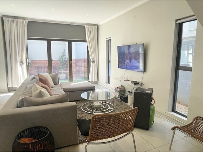 3 bed and 3 full en-suite bathrooms in Bryanston East secure complex - Photo 8