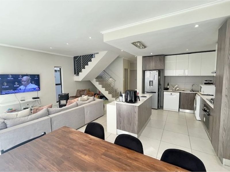 3 bed and 3 full en-suite bathrooms in Bryanston East secure complex - Photo 7