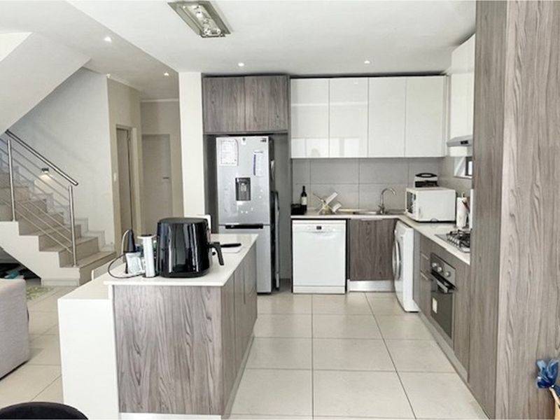 3 bed and 3 full en-suite bathrooms in Bryanston East secure complex - Photo 5