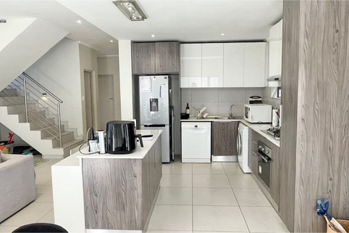 3 bed and 3 full en-suite bathrooms in Bryanston East secure complex - Photo 5