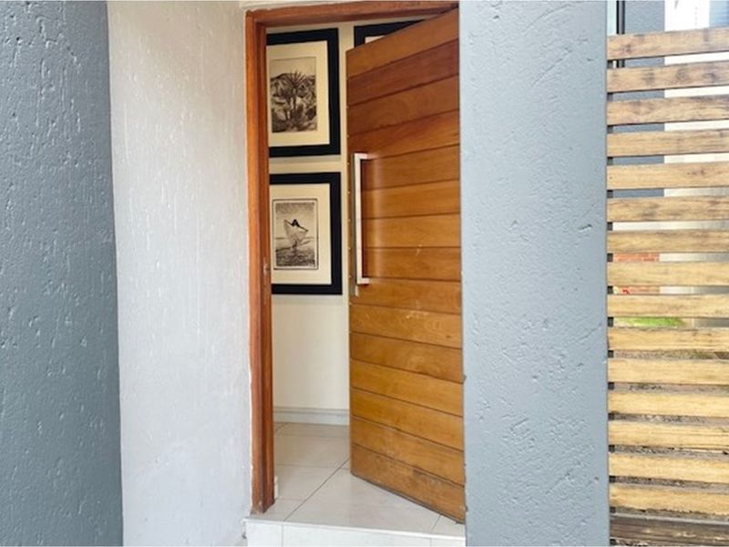 3 bed and 3 full en-suite bathrooms in Bryanston East secure complex - Photo 2