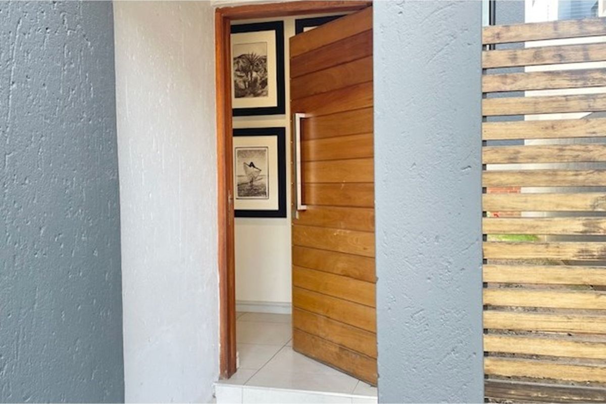 3 bed and 3 full en-suite bathrooms in Bryanston East secure complex - Photo 2