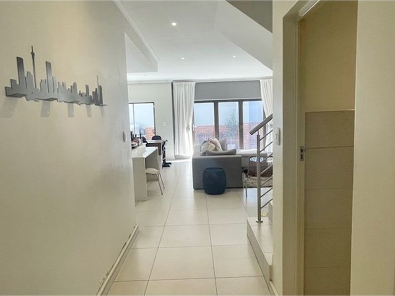3 bed and 3 full en-suite bathrooms in Bryanston East secure complex - Photo 3