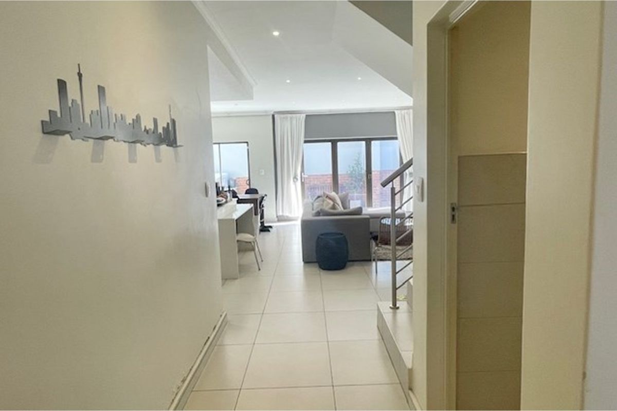 3 bed and 3 full en-suite bathrooms in Bryanston East secure complex - Photo 3