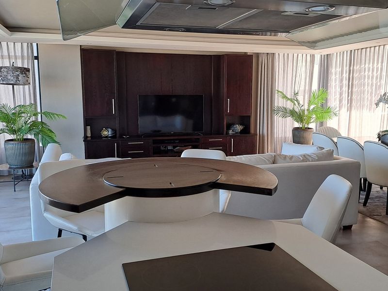 Three-bedroom luxury penthouse in Beachfront, Blouberg - Photo 9