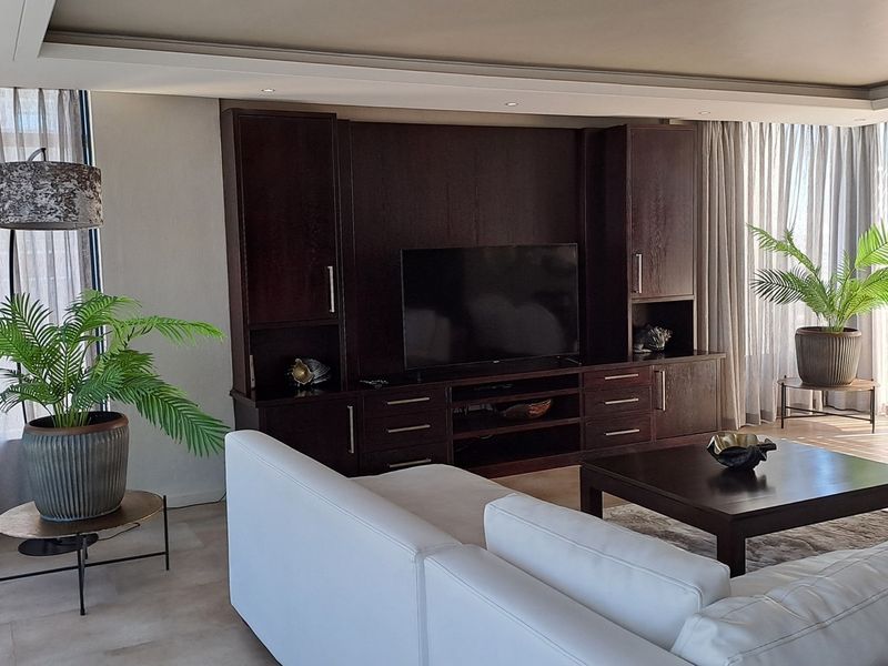 Three-bedroom luxury penthouse in Beachfront, Blouberg - Photo 10