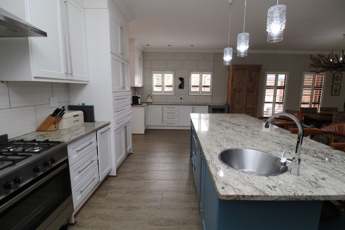 VERLOREN - 7 BEDROOM BUSHVELD BLISS WITH A PET-FRIENDLY TWIST-YOUR SAFARI SANCTUARY - Photo 5