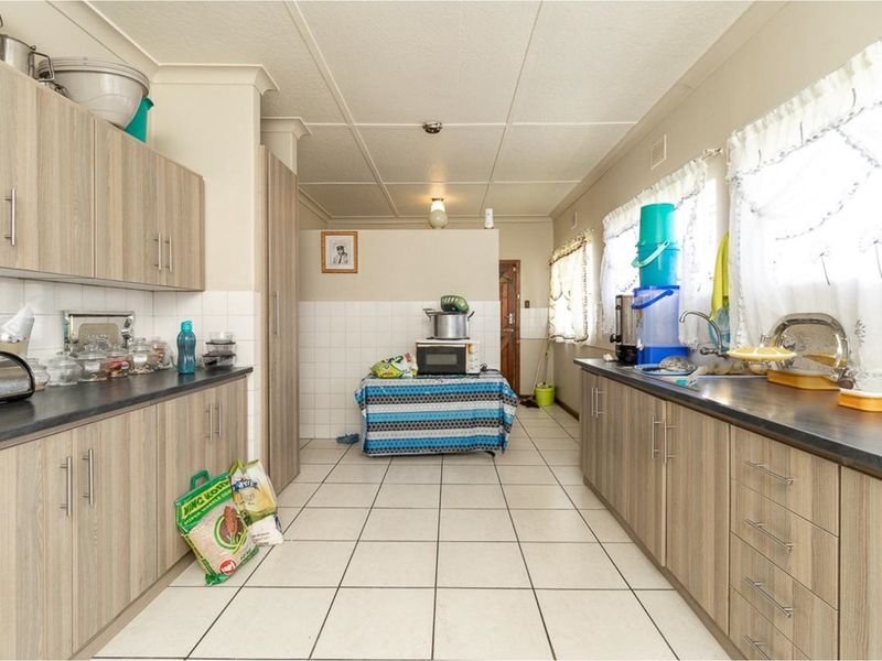 CHARMING HOME WITH COMFORTABLE AND SPACIOUS LIVING, LARGE CORNER STAND - Photo 10