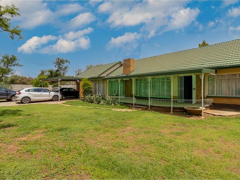 CHARMING HOME WITH COMFORTABLE AND SPACIOUS LIVING, LARGE CORNER STAND - Photo 4