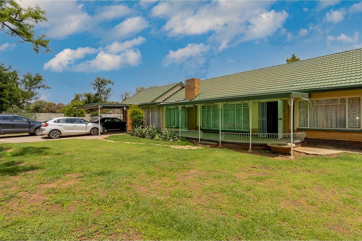 CHARMING HOME WITH COMFORTABLE AND SPACIOUS LIVING, LARGE CORNER STAND - Photo 4