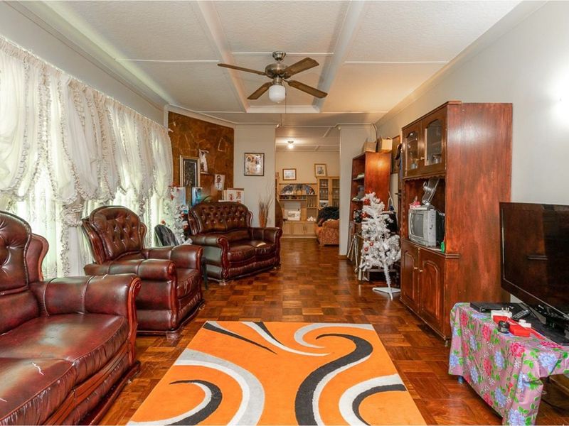 CHARMING HOME WITH COMFORTABLE AND SPACIOUS LIVING, LARGE CORNER STAND - Photo 5