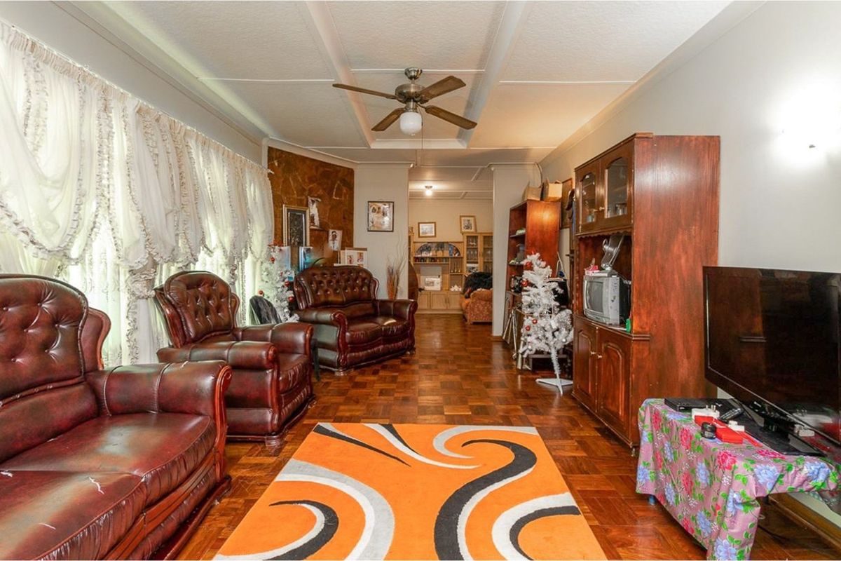 CHARMING HOME WITH COMFORTABLE AND SPACIOUS LIVING, LARGE CORNER STAND - Photo 5