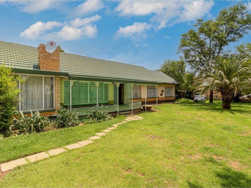 CHARMING HOME WITH COMFORTABLE AND SPACIOUS LIVING, LARGE CORNER STAND - Photo 2