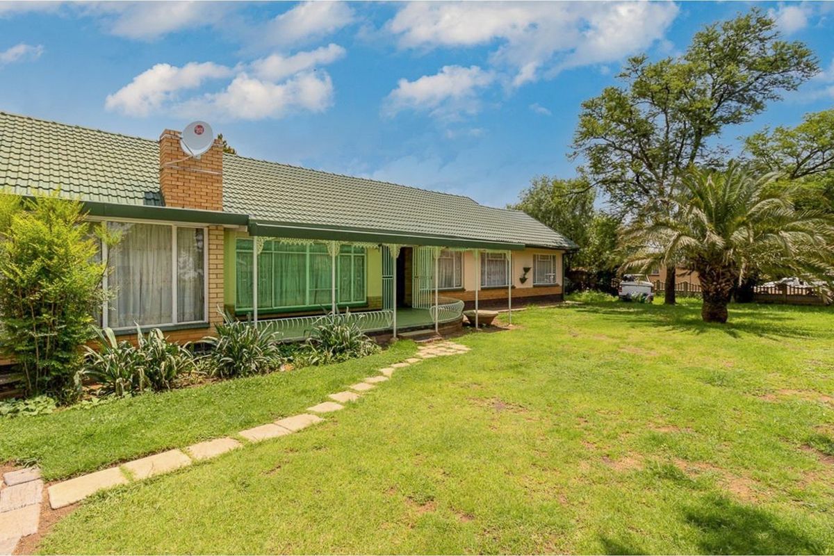 CHARMING HOME WITH COMFORTABLE AND SPACIOUS LIVING, LARGE CORNER STAND - Photo 2