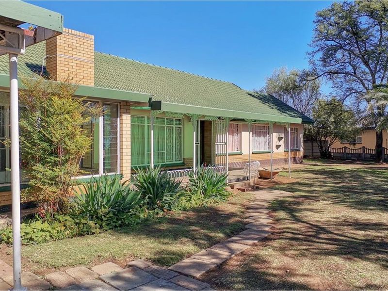 CHARMING HOME WITH COMFORTABLE AND SPACIOUS LIVING, LARGE CORNER STAND - Photo 3