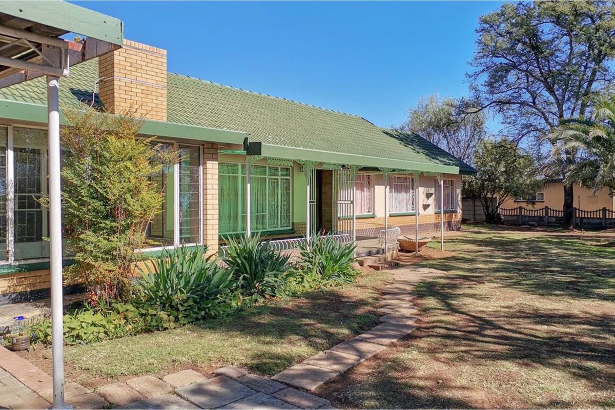 CHARMING HOME WITH COMFORTABLE AND SPACIOUS LIVING, LARGE CORNER STAND - Photo 3