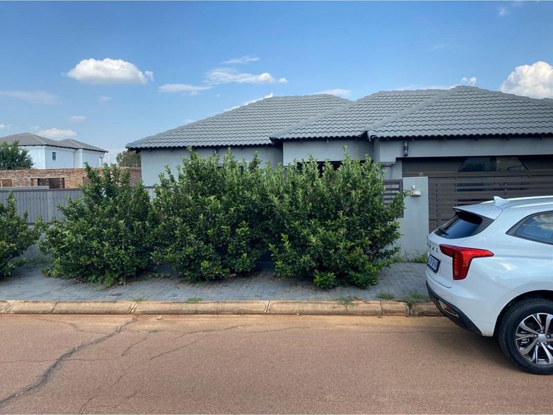 Stunning 4 bedroom, 3.5-bathroom House for Sale - Photo 2