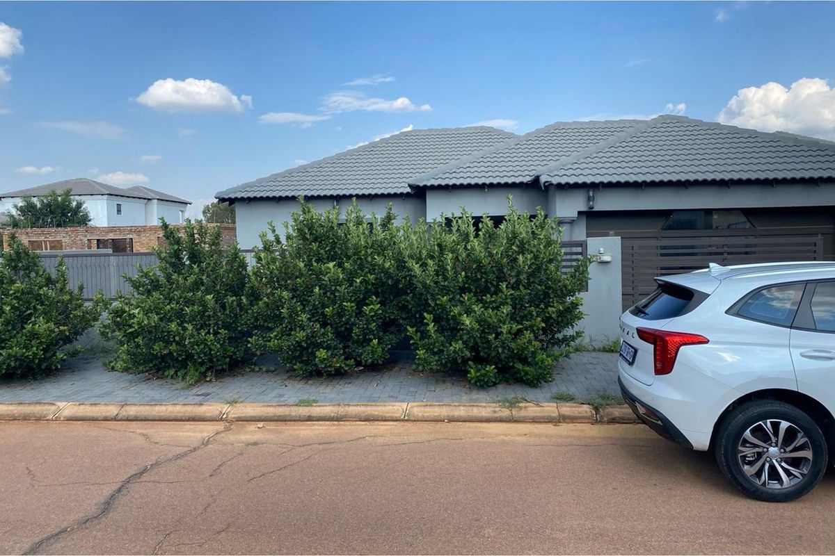 Stunning 4 bedroom, 3.5-bathroom House for Sale - Photo 2