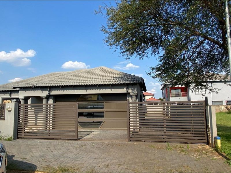 Stunning 4 bedroom, 3.5-bathroom House for Sale - Photo 3