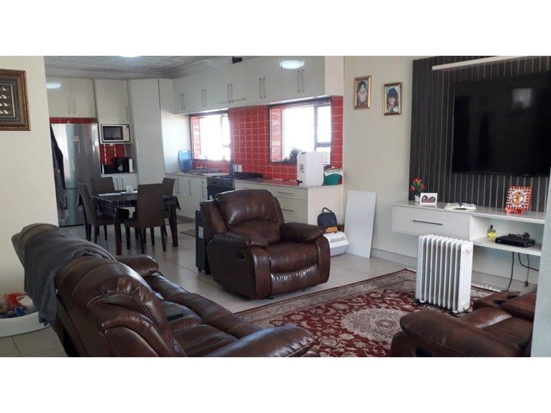 Newly Renovated 3-Bedroom Family Home with Flatlet in Prime Location - Photo 8