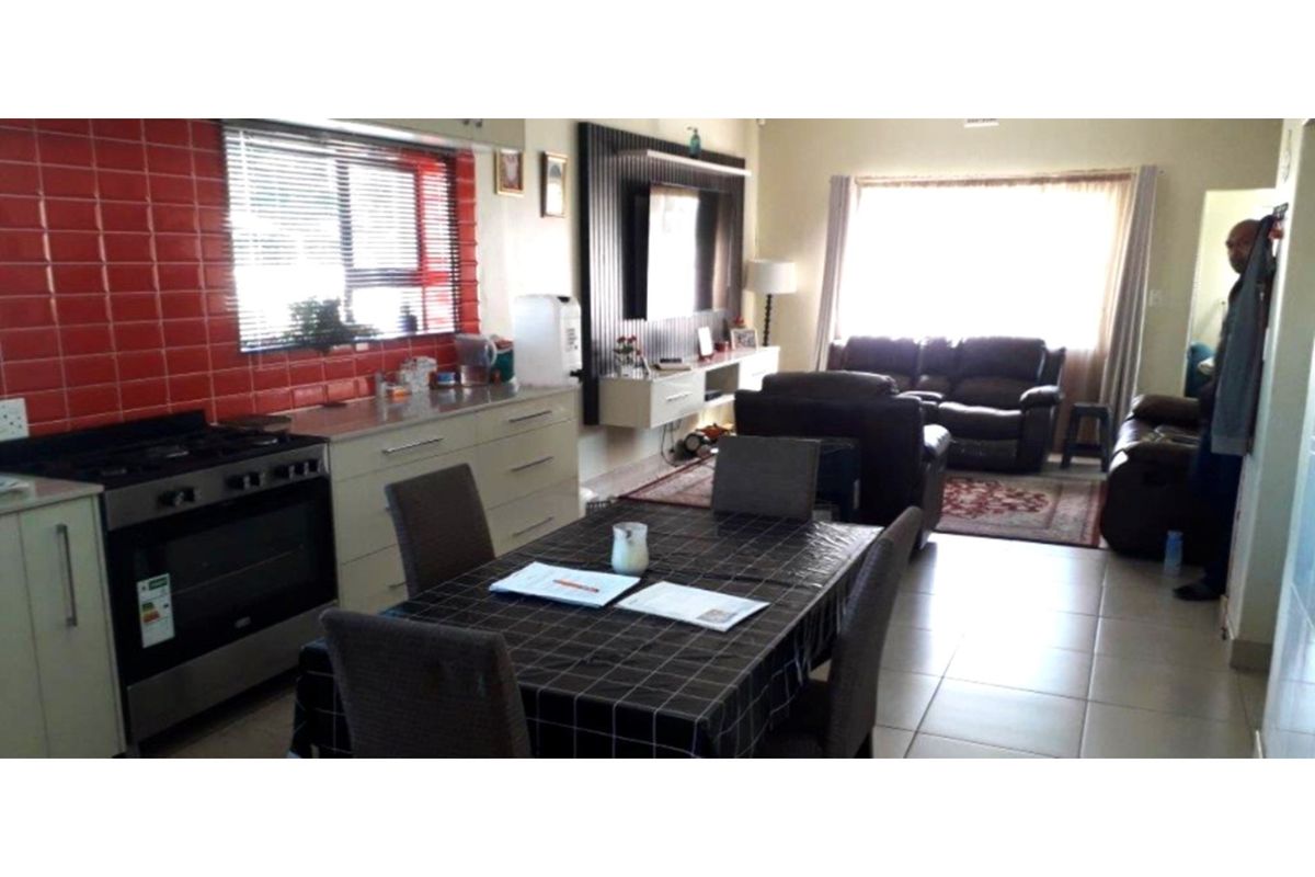 Newly Renovated 3-Bedroom Family Home with Flatlet in Prime Location - Photo 3