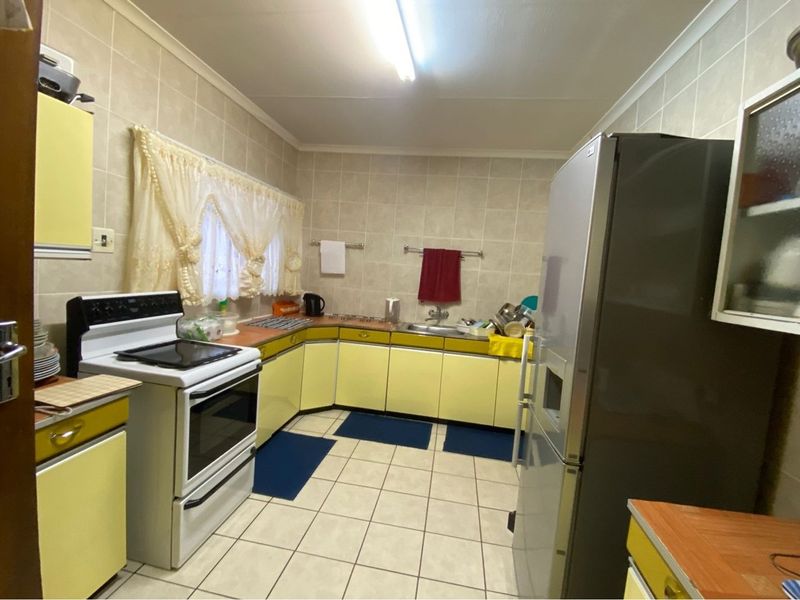 Spacious 3-Bedroom Home with Private Study Alarm System - Lennoxton - Photo 10