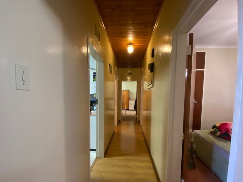 Spacious 3-Bedroom Home with Private Study Alarm System - Lennoxton - Photo 9