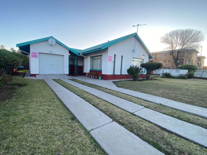 Spacious 3-Bedroom Home with Private Study Alarm System - Lennoxton - Photo 2