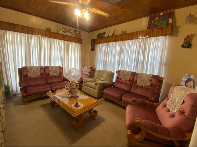 Spacious 3-Bedroom Home with Private Study Alarm System - Lennoxton - Photo 2