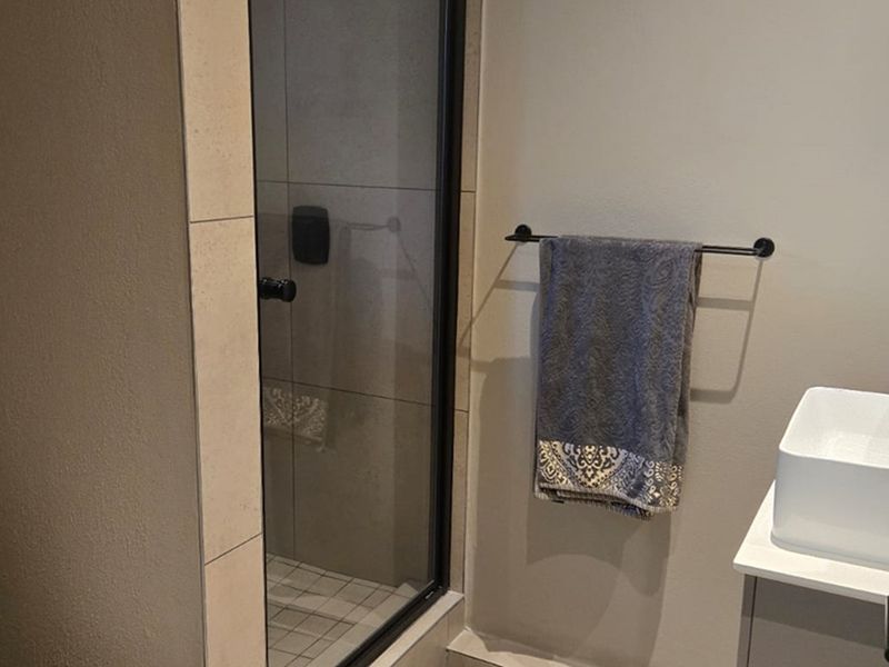 Resort Living in a 2-bedroom, 2-bathroom upmarket Apartment in St Andrews, Bedfordview. - Photo 9