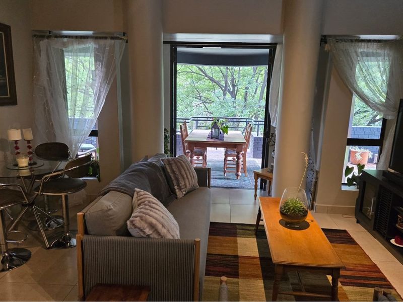 Resort Living in a 2-bedroom, 2-bathroom upmarket Apartment in St Andrews, Bedfordview. - Photo 2