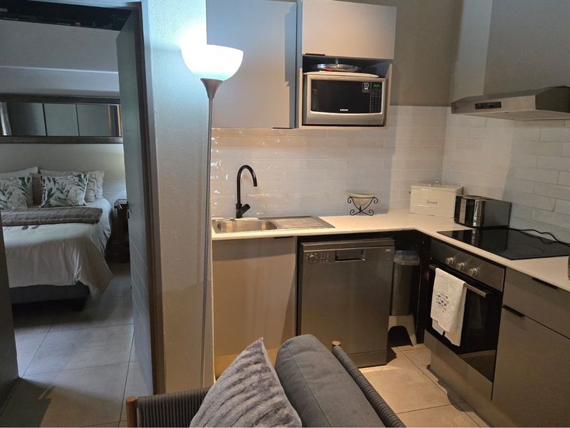 Resort Living in a 2-bedroom, 2-bathroom upmarket Apartment in St Andrews, Bedfordview. - Photo 7