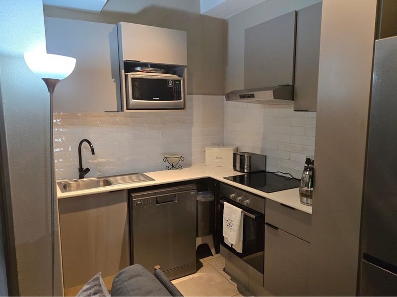 Resort Living in a 2-bedroom, 2-bathroom upmarket Apartment in St Andrews, Bedfordview. - Photo 5