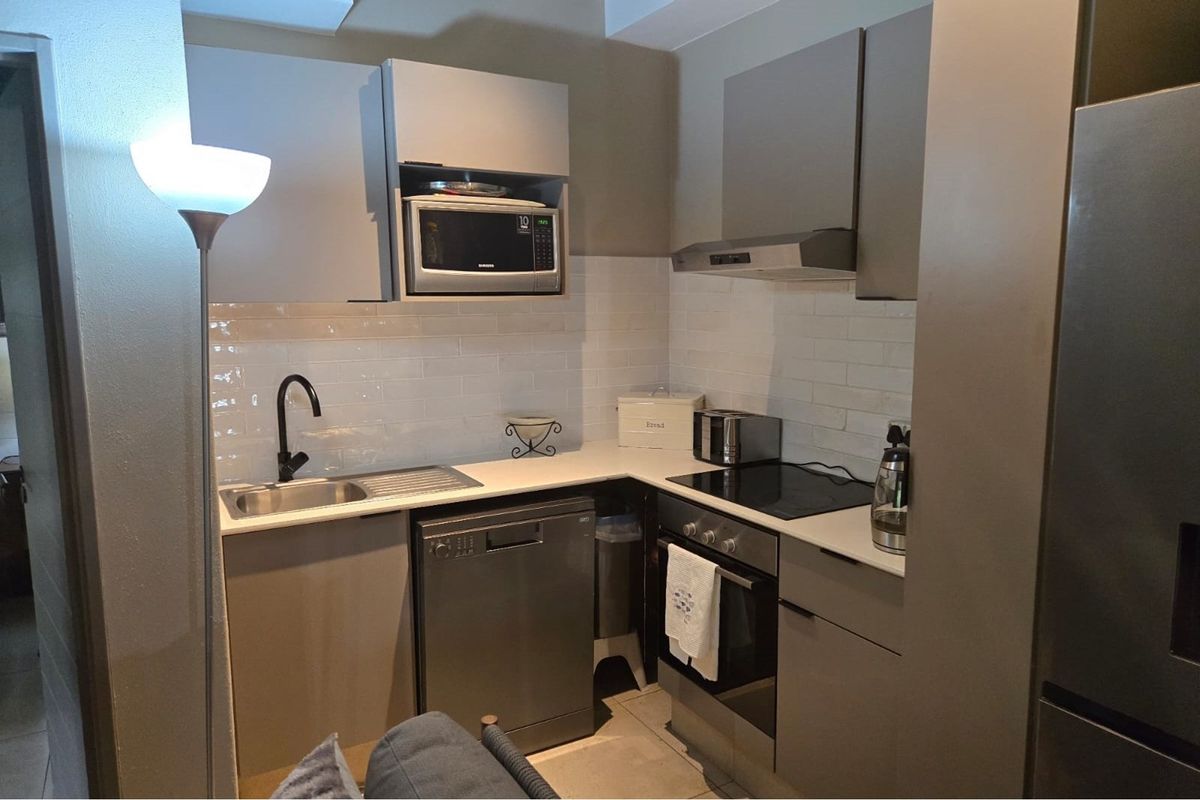 Resort Living in a 2-bedroom, 2-bathroom upmarket Apartment in St Andrews, Bedfordview. - Photo 5