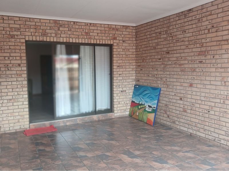 "Luxurious 4-Bedroom Family Home - Photo 10